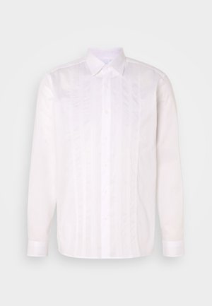 Chemise blanche à manches longues avec un col classique, présentant des détails de pintucks verticaux et une fermeture à boutons sur le devant.
