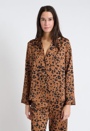 Brauner Satin-Pyjama-Set mit einem schwarzen Leopardenmuster. Das Oberteil hat einen V-Ausschnitt und lange Ärmel; die Hose passt dazu und hat einen elastischen Bund.