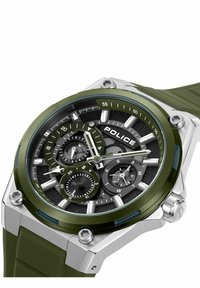 Reloj con correa de silicona verde, esfera redonda en negro y verde, subesferas multifuncionales, herrajes plateados y un acabado texturizado.