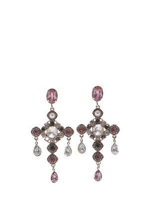 Boucles d'oreilles pendantes avec des pierres roses, noires, claires et des perles disposées en forme de croix symétrique avec des pendentifs en forme de goutte.