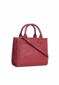 Rode handtas van leer met textuur, voorzien van twee handvatten, verstelbare schouderriem, ritssluiting en een geperst logodetail aan de voorkant.
