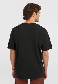 Sort bomulds t-shirt med korte ærmer og rund hals, med et enkelt, ensfarvet design og en udekoreret bagview.