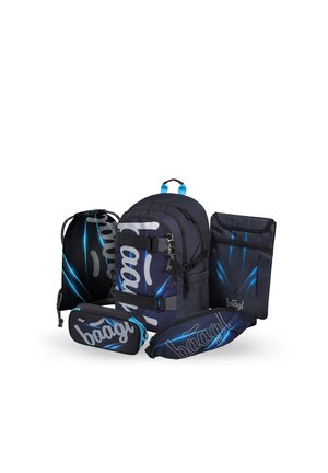 Marineblaues Rucksack-Set mit schwarzem und blauem Kordelbeutel, Federmäppchen, Umhängetasche und Tablethülle mit hellblauen Streifen und weißem Logo-Schriftzug.