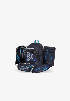 Marineblaues Rucksack-Set mit schwarzem und blauem Kordelbeutel, Federmäppchen, Umhängetasche und Tablethülle mit hellblauen Streifen und weißem Logo-Schriftzug.
