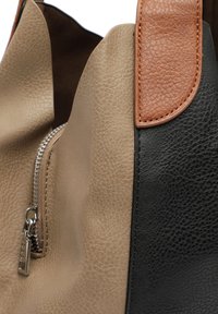 Torebka skórzana w odcieniach brązu i czerni z teksturowanym wykończeniem, z brązowym skórzanym akcentem, zamknięciem na zamek oraz charakterystycznymi detalami ściegów.