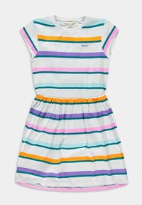 Biała sukienka z krótkim rękawem i elastyczną talią, z poziomymi paskami w kolorach pomarańczowym, purpurowym, różowym, turkusowym i jasnoniebieskim, z małym logo na klatce piersiowej.