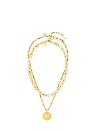 Doppellagige goldene Halskette mit rundem Scheibenkettchen und einem detaillierten runden Anhänger mit diamantförmigem Ausschnitt.