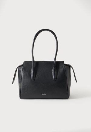 Borsa Furla in pelle nera con due manici lunghi e scomparti laterali con cerniera su sfondo bianco.