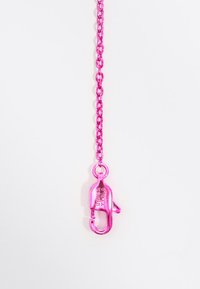 Cadena de metal rosa con un gran clip brillante en el extremo. La textura es suave, con eslabones circulares y un acabado pulido.