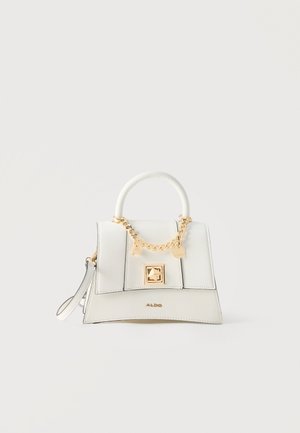 Sac à main structuré blanc avec poignée supérieure, chaîne dorée et détails de breloques, rabat avant avec fermoir carré, et bandoulière poignet sur fond uni.