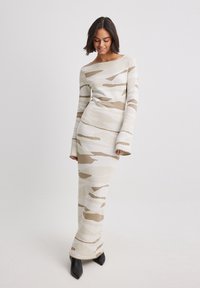NA-KD Vestito lungo - beige mix