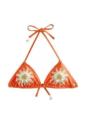 Oranžový trojuholníkový vrchný diel bikín s bielym a zlatým kvetinovým vyšívaním na každom košíku a tenkými šnúrkami na krk a chrbát s malými dekoratívnymi príveskami.