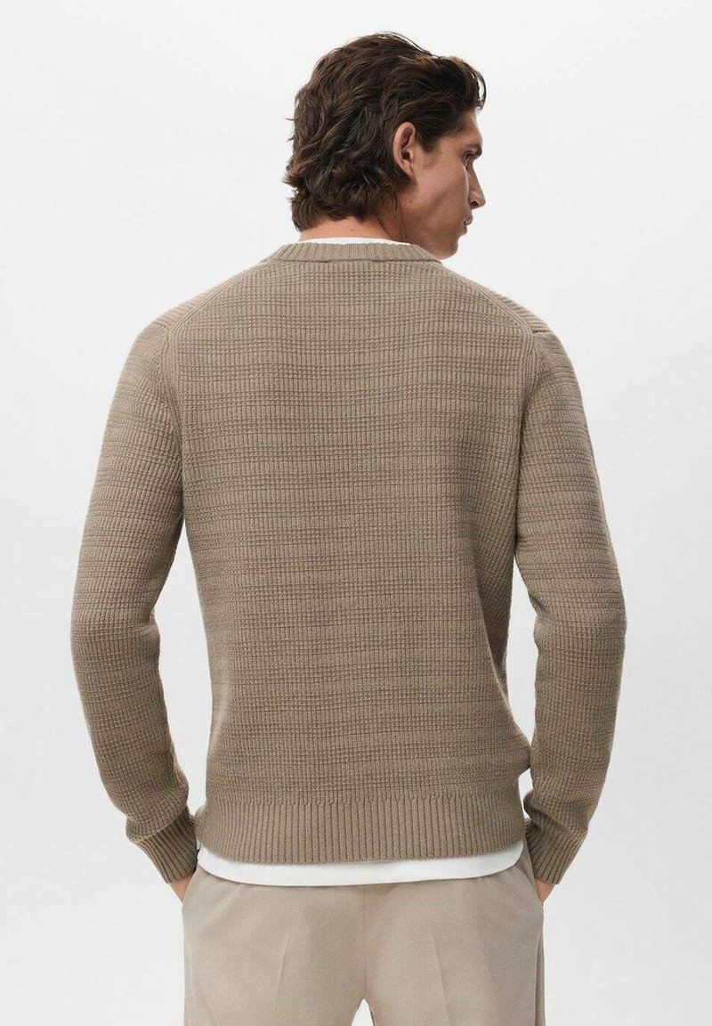 Maglione a maglia beige con un motivo testurizzato, polsini e orlo a costine, scollatura a girocollo e una silhouette aderente, mostrato da dietro.