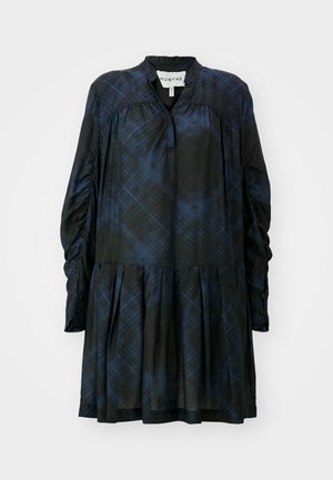 Vestido a cuadros negro y azul con cuello alto, mangas largas abullonadas, falda plisada y cierres de botón en los puños. Textura de tela suave.