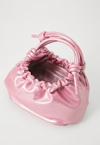 Borsa a tracolla metallica rosa con parte superiore arricciata, manici corti e arrotondati, e una texture liscia e lucida. L'interno presenta una tasca con zip.