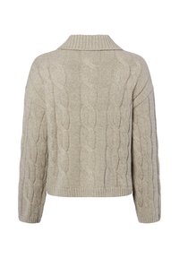 Beiger Strickpullover mit Zopfmuster, hohem Kragen, weiten Ärmeln und einem kurz geschnittenen Saum. Der Stoff hat ein strukturiertes, grobes Aussehen.