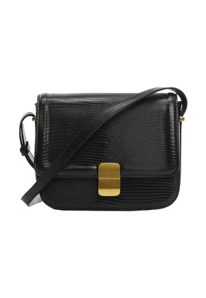 Sac bandoulière en cuir noir texturé avec sangle réglable et fermoir métallique doré rectangulaire sur le rabat avant.