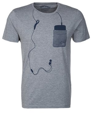 Szary t-shirt z krótkim rękawem z nadrukiem ciemnoniebieskich słuchawek i przenośnego odtwarzacza muzyki na lewym kieszonkowym piersi.