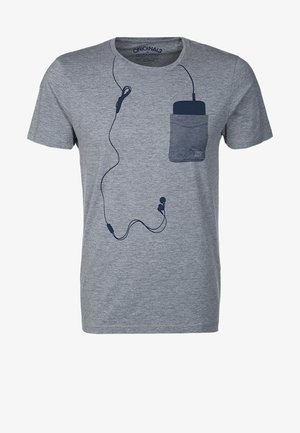 Grijs t-shirt met korte mouwen en een print van donkerblauwe oordopjes en een draagbare muziekspeler die lijken te zitten in het linkerborstzakje.
