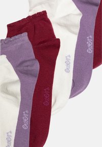 Sæt af fem sokker i lilla, bordeaux og hvid. Strikket tekstur med ribbede manchetter og brandlogoet trykt i en matchende farve på hver sok.