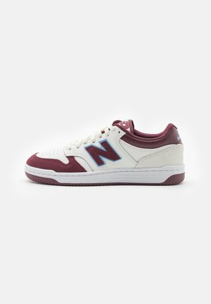 Biało-bordowy sneaker New Balance z niebieskim obramowaniem logo "N", białymi sznurowadłami i bordową podeszwą na białym tle.