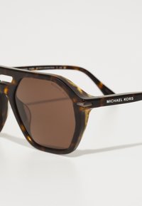 Michael Kors JACKSON HOLE - Ochelari de soare - dark tortoise