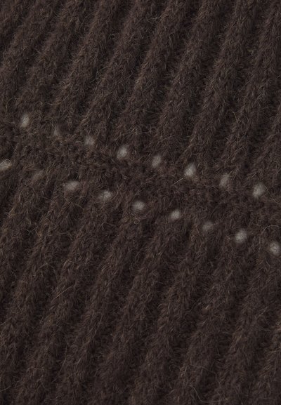 Tessuto a maglia marrone con rigature verticali e piccoli punti testurizzati. Morbido al tatto come la lana, con una tonalità di colore calda e ricca.
