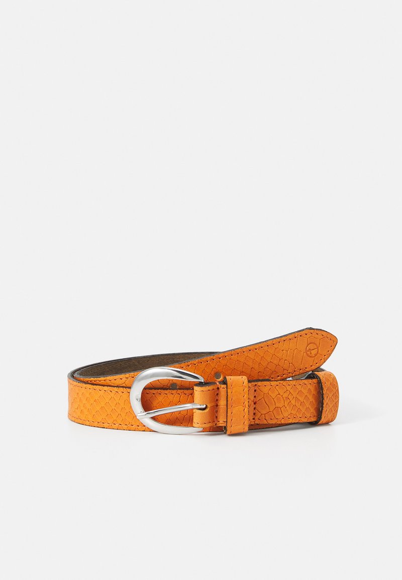 Ceinture en cuir orange avec une finition texturée, dotée d'une boucle en métal argenté et d'une sangle avec des trous pour l'ajustement.
