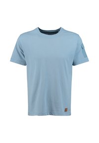 Himmelblaues Kurzarm-T-Shirt mit Rundhalsausschnitt, kleinen Taschendetails an der linken Ärmelseite und braunem Patch nahe dem Saum auf weißem Hintergrund.