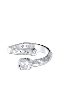 Srebrn prstan 925 s teksturirano, hammered površino, ki vsebuje ovalni prozoren kamen in manjši okrogli prozoren akcentni kamen.