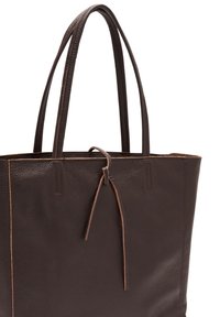 Borsa a tracolla in pelle marrone con una finitura testurizzata, dotata di manici lunghi e cuciture più chiare a contrasto. Include un accento in pelle ad anello.