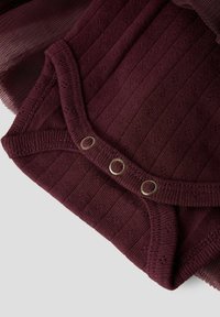 Bodysuit bordeaux avec texture côtelée, doté de fermetures à pression rondes en métal et d'une finition en dentelle. Tissu doux et extensible avec des motifs floraux.
