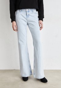 Tommy Jeans - SOPHIE - Flared Jeans - denim light Miniatuurafbeelding 1