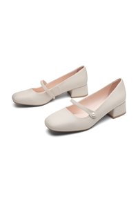 Beige Leder-Mary-Jane-Schuhe mit runder Spitze, niedrigem Blockabsatz und dekorativem Riemen mit Knopfdetail. Glatte Textur über die gesamte Oberfläche.