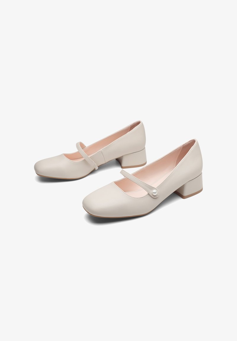 Beige Leder-Mary-Jane-Schuhe mit runder Spitze, niedrigem Blockabsatz und dekorativem Riemen mit Knopfdetail. Glatte Textur über die gesamte Oberfläche.