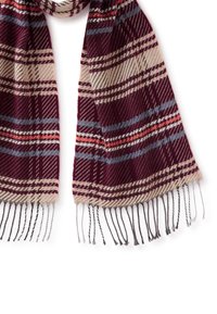 Miękki wełniany szal w kratę w kolorach burgunda, beżu, niebieskiego i czerwonego, z frędzlami na końcach, rozłożony na płasko na białym tle.