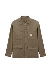 Veste marron à boutons avec quatre poches frontales, manches longues et une petite étiquette blanche sur la poche supérieure droite.