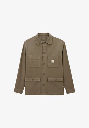 Veste marron à boutons avec quatre poches frontales, manches longues et une petite étiquette blanche sur la poche supérieure droite.
