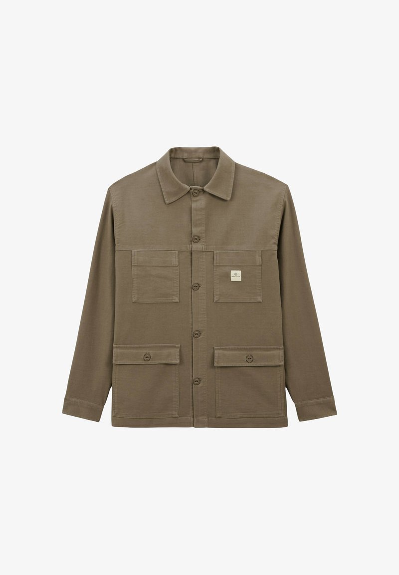 Veste marron à boutons avec quatre poches frontales, manches longues et une petite étiquette blanche sur la poche supérieure droite.