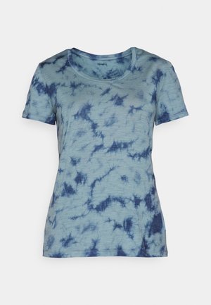 T-shirt a maniche corte di colore azzurro chiaro con motivo tie-dye blu scuro. Girocollo e tessuto testurizzato. Vestibilità regolare senza hardware visibile.