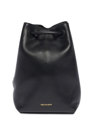 Zwarte leren bucketbag met een aangetrokken bovenkant, goudkleurig geperst logo, gladde textuur en een afgeronde vorm. Minimalistisch ontwerp.