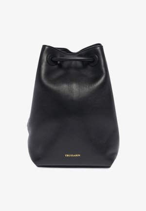 Czarna skórzana torba typu bucket z ściąganym górnym brzegiem, złotym wytłoczonym logo, gładką fakturą i zaokrąglonym kształtem. Minimalistyczny design.