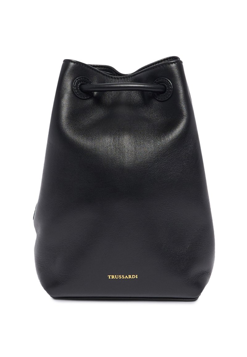 Czarna skórzana torba typu bucket z ściąganym górnym brzegiem, złotym wytłoczonym logo, gładką fakturą i zaokrąglonym kształtem. Minimalistyczny design.