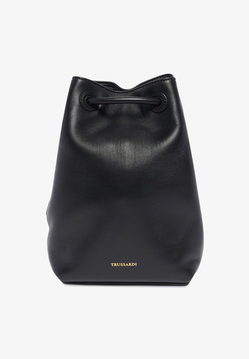 Czarna skórzana torba typu bucket z ściąganym górnym brzegiem, złotym wytłoczonym logo, gładką fakturą i zaokrąglonym kształtem. Minimalistyczny design.