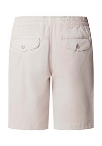 Shorts beige décontractés avec taille élastique et deux poches arrière à rabat boutonnées, longueur au genou et design uni.