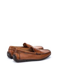 Braune Lederloafer mit glatter Textur, runder Zehenform und einer gestickten Akzentuierung über dem Spann. Robuste Gummisohle für guten Halt.