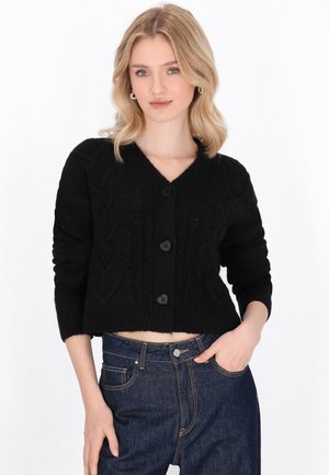 Schwarze, verkürzte Strickjacke mit V-Ausschnitt, Kabelstrickstruktur und vier herzförmigen schwarzen Knöpfen auf der Vorderseite.