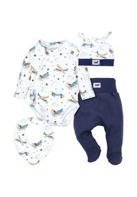 Das Set umfasst einen weißen Body mit Flugzeugdruck, eine marineblaue Hose, eine passende Mütze mit Knoten und ein Sabberlatz mit einem ähnlichen Muster.