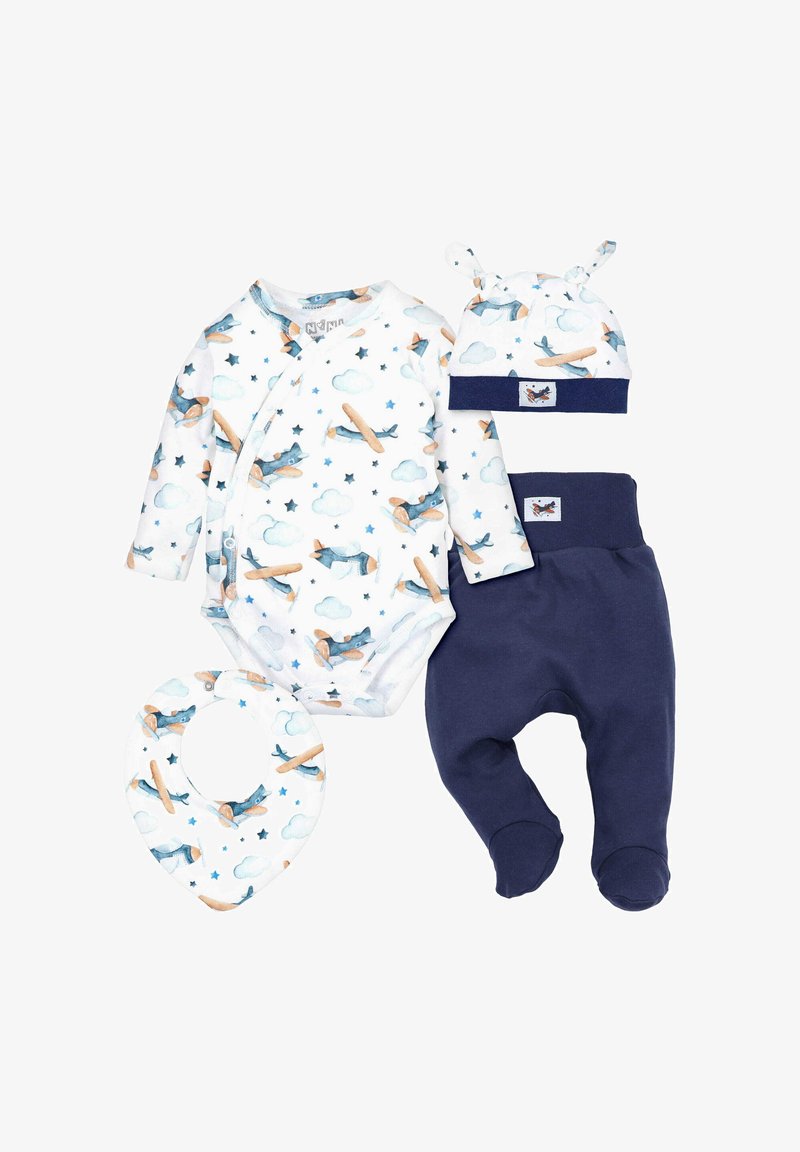 Zestaw zawiera biały body z nadrukiem samolotów, granatowe spodnie, pasującą czapkę z węzłami oraz pieluszkę na ślinę z podobnym wzorem.