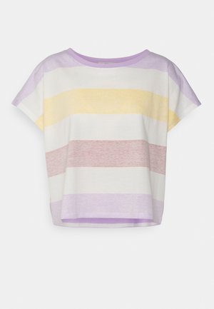 Top met korte mouwen en losse pasvorm met brede horizontale strepen in pastelpaars, geel en roze op een witte achtergrond.